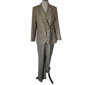 Elie Tahari Pebble Step Blazer (size 8)and Flared Pants (size 10) ⭐️